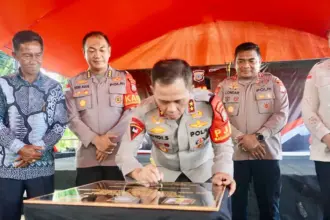Disaksikan Bupati Poso Verna Ingkiriwang (kanan), Kapolda SUlteng meresmikan Tugu Pancasila di Desa Tamanjeka, Poso, Kamis (11/12/2025). (©Humas Polda Sulteng)