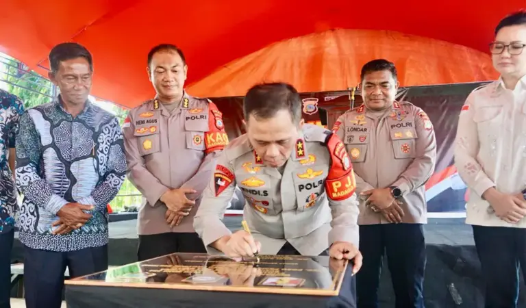 Disaksikan Bupati Poso Verna Ingkiriwang (kanan), Kapolda SUlteng meresmikan Tugu Pancasila di Desa Tamanjeka, Poso, Kamis (11/12/2025). (©Humas Polda Sulteng)