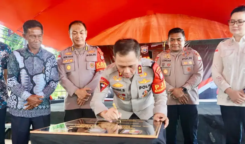 Disaksikan Bupati Poso Verna Ingkiriwang (kanan), Kapolda SUlteng meresmikan Tugu Pancasila di Desa Tamanjeka, Poso, Kamis (11/12/2025). (©Humas Polda Sulteng)