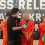 Kakek IG menceritakan perbuatan cabulnya pada Konferensi Pers di Mapolres Banggai, Minggu (21/12/2025). (©Humas Polres Banggai)