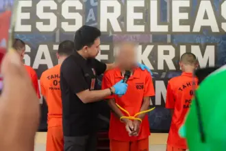 Kakek IG menceritakan perbuatan cabulnya pada Konferensi Pers di Mapolres Banggai, Minggu (21/12/2025). (©Humas Polres Banggai)