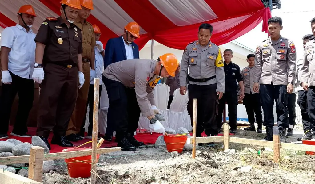 Kapolres Sigi AKBP Kari Amsah Ritonga meletakkan batu pertama pembangunan gedung SPPG di Desa Maku, Sigi, Senin (29/12/2025). (©Humas Polres Sigi)