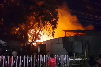Api membumbung tinggi saat terjadi kebakaran sebuah warung sari laut di Jalan Nokilalaki Palu, Jumat (19/12/2025). (©Humas Polresta Palu)