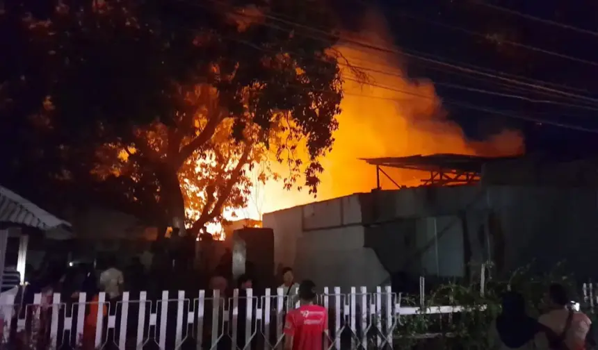 Api membumbung tinggi saat terjadi kebakaran sebuah warung sari laut di Jalan Nokilalaki Palu, Jumat (19/12/2025). (©Humas Polresta Palu)