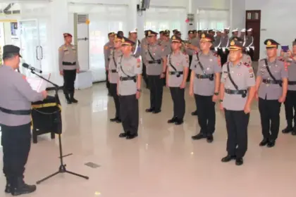 Kapolresta Palu Kombes Pol Deny Abrahams melantik sejumlah pejabat di Polresta Palu, Selasa (9/12/2025). (©Humas Polresta Palu)