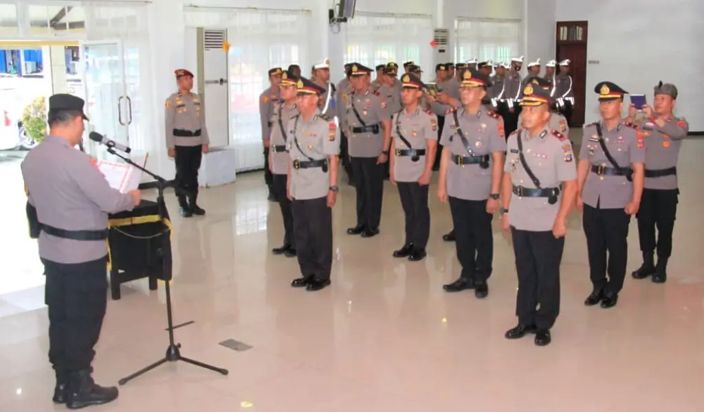 Kapolresta Palu Kombes Pol Deny Abrahams melantik sejumlah pejabat di Polresta Palu, Selasa (9/12/2025). (©Humas Polresta Palu)