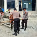 Sejumlah personel Polsek Lore Utara membuat adonan semen pada Bakti Religi pembangunan masjid di desa tersebut, Jumat (19/12/2025). (©Polsek Lore Utara)