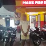 Tersangka kasus curanmor, MF (24) beserta barang bukti di Mapolsek Palu Barat, Senin (1/12/2025). (©Humas Polresta Palu)