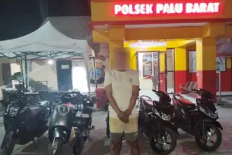 Tersangka kasus curanmor, MF (24) beserta barang bukti di Mapolsek Palu Barat, Senin (1/12/2025). (©Humas Polresta Palu)