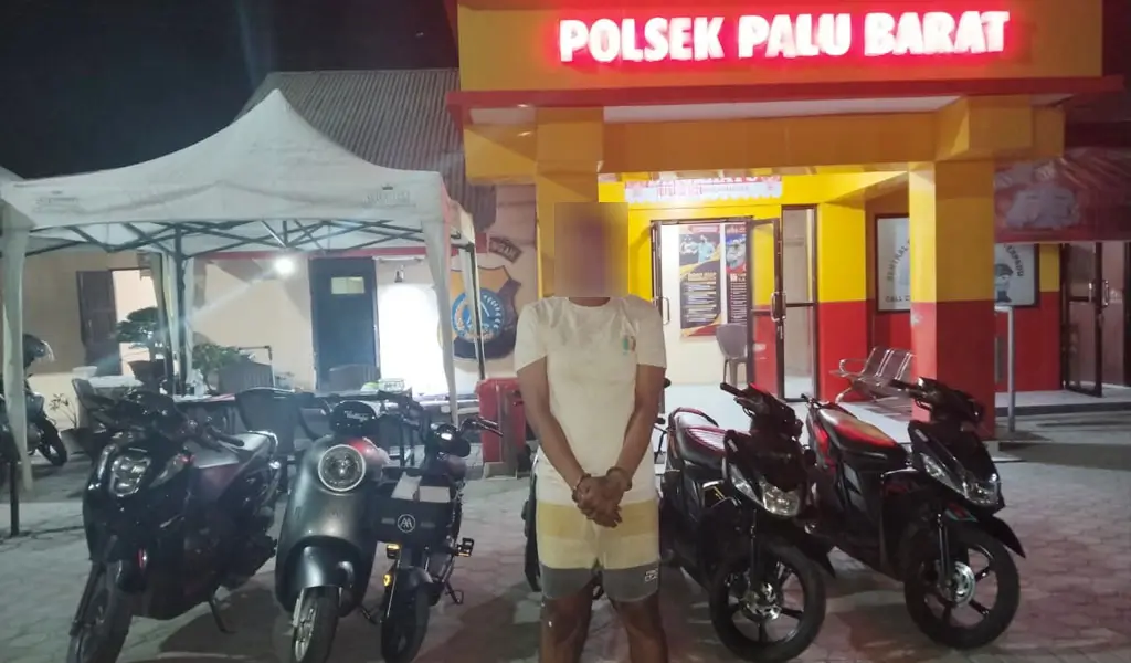 Tersangka kasus curanmor, MF (24) beserta barang bukti di Mapolsek Palu Barat, Senin (1/12/2025). (©Humas Polresta Palu)