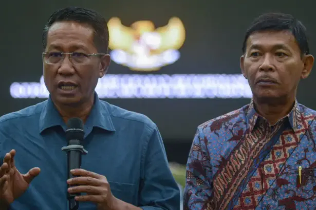 Anggota Tim Percepatan Reformasi Polri yangjuga Menkum Supratman Andi Agtas bersama Kapolri periode 2021-2023 Jend Pol (Porn) Idham Azis memberikan keterangan kepada wartawan usai Serap Aspirasi di KAuditorium UIN Datokarama Palu, Selasa (16/12/2025). (©bmzIMAGES/Basri Marzuki)