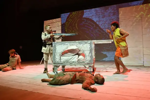 Sejumlah pemain memainkan teater berjudul 'Kapten Cuma Mau Pulang' yang disutradaria Annisa Saskia Putri pada Festival Teater Indonesia di Palu, Sulawesi Tengah, Sabtu (6/12/2025). (©bmzIMAGES/Basri Marzuki)