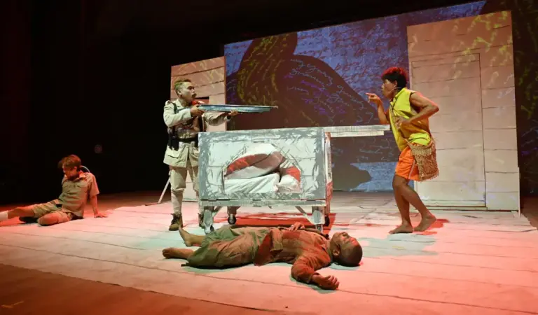 Sejumlah pemain memainkan teater berjudul 'Kapten Cuma Mau Pulang' yang disutradaria Annisa Saskia Putri pada Festival Teater Indonesia di Palu, Sulawesi Tengah, Sabtu (6/12/2025). (©bmzIMAGES/Basri Marzuki)