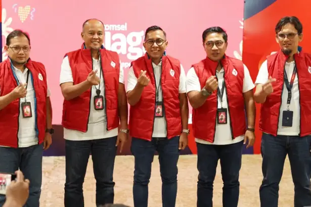Manajemen Telkomsel pada pernyataan kesiapan menyambut Nataru di makassra, Kamis (18/12/2025). (©Telkomsel Pamasuka)