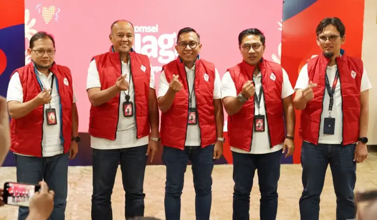 Manajemen Telkomsel pada pernyataan kesiapan menyambut Nataru di makassra, Kamis (18/12/2025). (©Telkomsel Pamasuka)