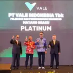 Penerimaan trofi atas program keberlanjutan PT Vale Indonesia di Luwu Timur oleh Corporate Forum for CSR Development (CFCD), Jakarta, Rabu (17/12/2025). (©PT Vale Indonesia)