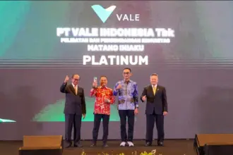 Penerimaan trofi atas program keberlanjutan PT Vale Indonesia di Luwu Timur oleh Corporate Forum for CSR Development (CFCD), Jakarta, Rabu (17/12/2025). (©PT Vale Indonesia)