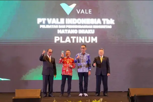 Penerimaan trofi atas program keberlanjutan PT Vale Indonesia di Luwu Timur oleh Corporate Forum for CSR Development (CFCD), Jakarta, Rabu (17/12/2025). (©PT Vale Indonesia)