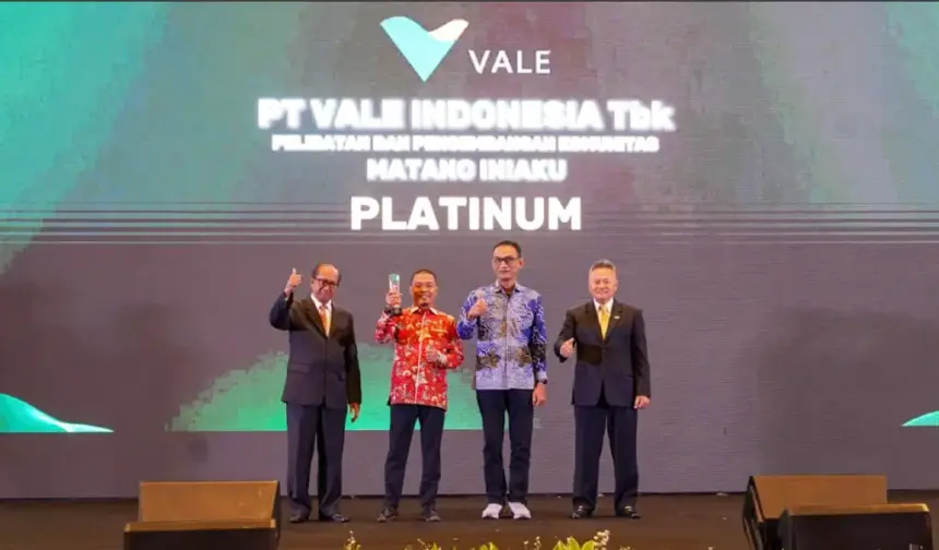 Penerimaan trofi atas program keberlanjutan PT Vale Indonesia di Luwu Timur oleh Corporate Forum for CSR Development (CFCD), Jakarta, Rabu (17/12/2025). (©PT Vale Indonesia)