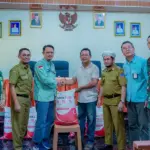 Penyaluran bantuan pukuk dari PT Vale Indonesia kepada petani Desa Huko-Huko, Kolaka, Sultra. (©PT Vale Indonesia)