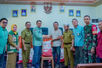 Penyaluran bantuan pukuk dari PT Vale Indonesia kepada petani Desa Huko-Huko, Kolaka, Sultra. (©PT Vale Indonesia)