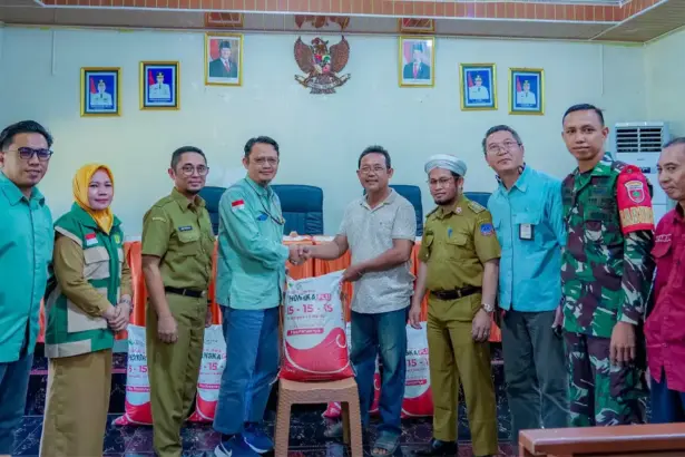 Penyaluran bantuan pukuk dari PT Vale Indonesia kepada petani Desa Huko-Huko, Kolaka, Sultra. (©PT Vale Indonesia)