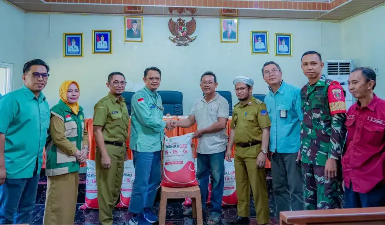 Penyaluran bantuan pukuk dari PT Vale Indonesia kepada petani Desa Huko-Huko, Kolaka, Sultra. (©PT Vale Indonesia)