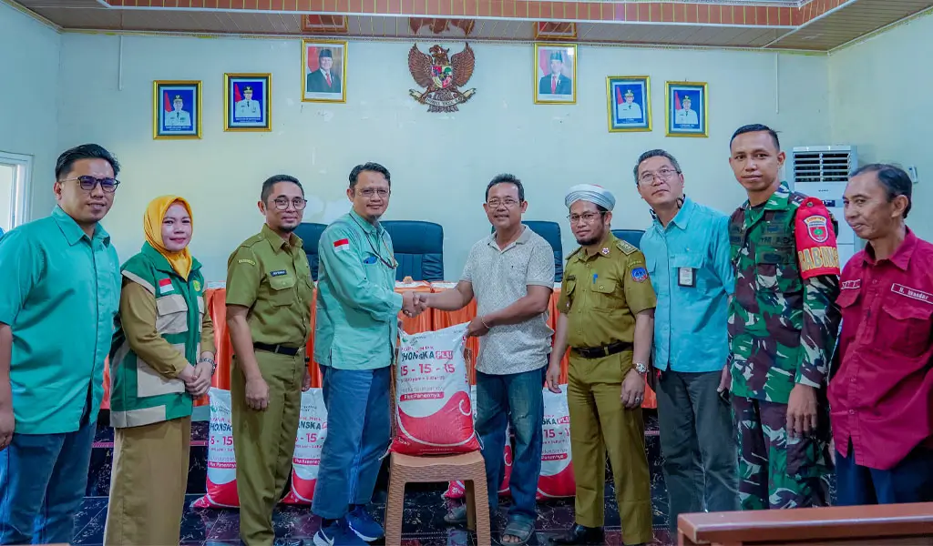 Penyaluran bantuan pukuk dari PT Vale Indonesia kepada petani Desa Huko-Huko, Kolaka, Sultra. (©PT Vale Indonesia)