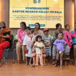 Ke-15 WNA asal Filipina yang telah tiba di kantor Imigrasi Palu, JUmat (25/1/2026). (©bmzIMAGES/Basri Marzuki)