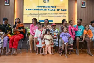 Ke-15 WNA asal Filipina yang telah tiba di kantor Imigrasi Palu, JUmat (25/1/2026). (©bmzIMAGES/Basri Marzuki)