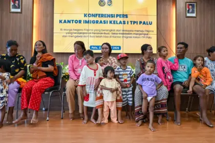 Ke-15 WNA asal Filipina yang telah tiba di kantor Imigrasi Palu, JUmat (25/1/2026). (©bmzIMAGES/Basri Marzuki)