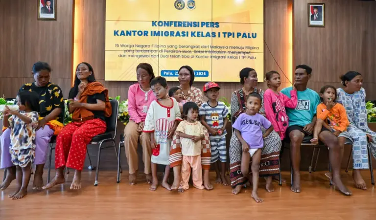 Ke-15 WNA asal Filipina yang telah tiba di kantor Imigrasi Palu, JUmat (25/1/2026). (©bmzIMAGES/Basri Marzuki)