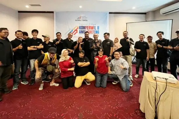 Foto bersama usai pembukaan Konferwil II AMSI SUlteng di Palu, Sabtu (10/1/2026). (©Hendra)