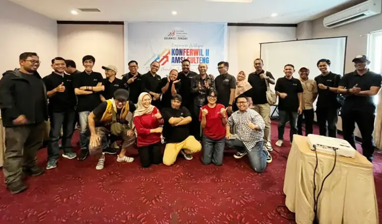 Foto bersama usai pembukaan Konferwil II AMSI SUlteng di Palu, Sabtu (10/1/2026). (©Hendra)