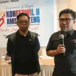 Muhammad Iqbal (kanan) bersama Abdullah K Mari (kiri) menyampaikan sambuatn usai terpilih secara aklamasi sebagai Ketua dan Sekretaris AMSI Sulteng periode 2026-20230 pada Konferwil II di Palu, Sabtu (10/1/2026). (©Hendra)