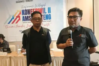 Muhammad Iqbal (kanan) bersama Abdullah K Mari (kiri) menyampaikan sambuatn usai terpilih secara aklamasi sebagai Ketua dan Sekretaris AMSI Sulteng periode 2026-20230 pada Konferwil II di Palu, Sabtu (10/1/2026). (©Hendra)