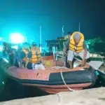 Sejumlah penumpang KM Babasal Star turun dari perahu setelah dievakuasi tim SAR akibat mesin mati di perairan Banggai Laut, Sabtu (31/1/2026). (©Basarnas Palu)