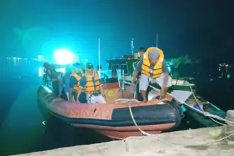 Sejumlah penumpang KM Babasal Star turun dari perahu setelah dievakuasi tim SAR akibat mesin mati di perairan Banggai Laut, Sabtu (31/1/2026). (©Basarnas Palu)