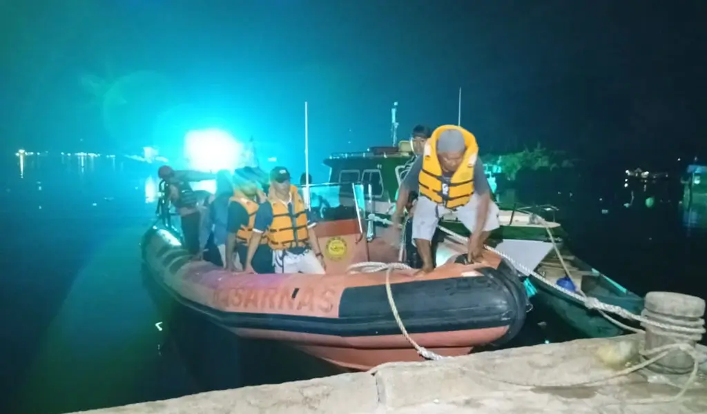 Sejumlah penumpang KM Babasal Star turun dari perahu setelah dievakuasi tim SAR akibat mesin mati di perairan Banggai Laut, Sabtu (31/1/2026). (©Basarnas Palu)