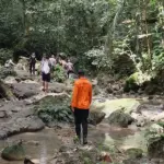 Upaya pencarian oleh Tim SAR Gabungan atas seorang kake yang hilang di perkebunan Pagimana, Luwuk, Kamis (1/1/2026). (©Basarnas Palu)