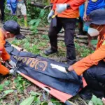 Tim SAR mengevakuasi jenazah kakek 90 tahun yang sebelumnya dilaporkan hilang di kebun Pagimana, Minggu (4/1/2026). (©Basarnas Palu)
