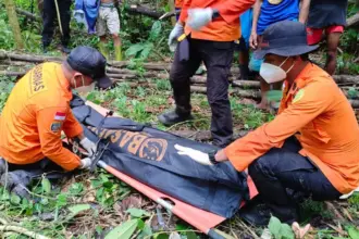 Tim SAR mengevakuasi jenazah kakek 90 tahun yang sebelumnya dilaporkan hilang di kebun Pagimana, Minggu (4/1/2026). (©Basarnas Palu)
