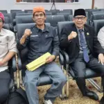 Wakil Ketua DPRD Sulteng Aristan (kedua kanan) bersama para pendorong Perda Perlindungan Masyarakat adar di palu. (©Karamha)