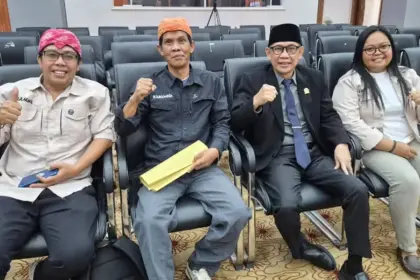 Wakil Ketua DPRD Sulteng Aristan (kedua kanan) bersama para pendorong Perda Perlindungan Masyarakat adar di palu. (©Karamha)