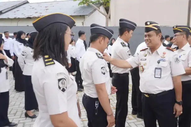 Kakanwil Ditenpas Sulteng Bagus Kurniawan menyapa sejumlah pegawai usai apel perdana 2026, Senin (5/1/2026). (©Humas Ditjenpas Sulteng)