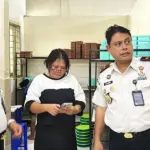 Kakanwil Ditjenpas Sulteng Bagus Kurniawan (kanan) didampingi Kalapas Kelas IIA Palu Makmur (kiri) saat meninjau pengelolaan Bama Lapas Palu, Rabu (14/1/2026). (©Huams Ditjen[as Sutlegn)(