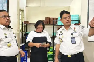 Kakanwil Ditjenpas Sulteng Bagus Kurniawan (kanan) didampingi Kalapas Kelas IIA Palu Makmur (kiri) saat meninjau pengelolaan Bama Lapas Palu, Rabu (14/1/2026). (©Huams Ditjen[as Sutlegn)(