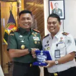 Kakanwil Ditjenpas Sulteng Bagus Kurniawan bersama Pangdam XXIII/Palaka Wira, Mayjen TNI Jonathan Binsar Parluhutan Sianipar di Ruang Pangdam Palaka Wira, Senin (12/1/2026). (©Humas Ditjenpas Sulteng)