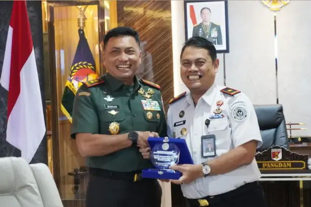 Kakanwil Ditjenpas Sulteng Bagus Kurniawan bersama Pangdam XXIII/Palaka Wira, Mayjen TNI Jonathan Binsar Parluhutan Sianipar di Ruang Pangdam Palaka Wira, Senin (12/1/2026). (©Humas Ditjenpas Sulteng)