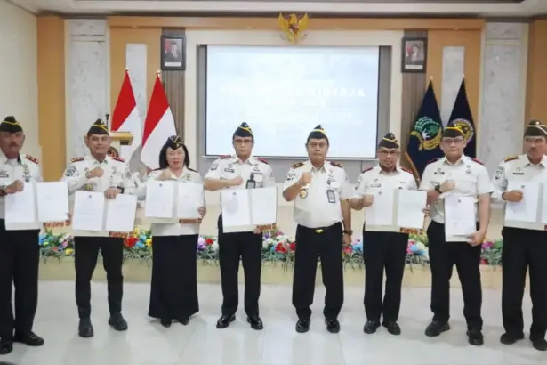 Kakanwil Ditjenpas Sulteng Bagus KUrniawan bersama sejumlah Kepala UPT Pemasyarakatan usai penandatangan kinerja 2026 di palu, Senin (5/1/2026). (©HUmas Ditjenpas Sulteng)